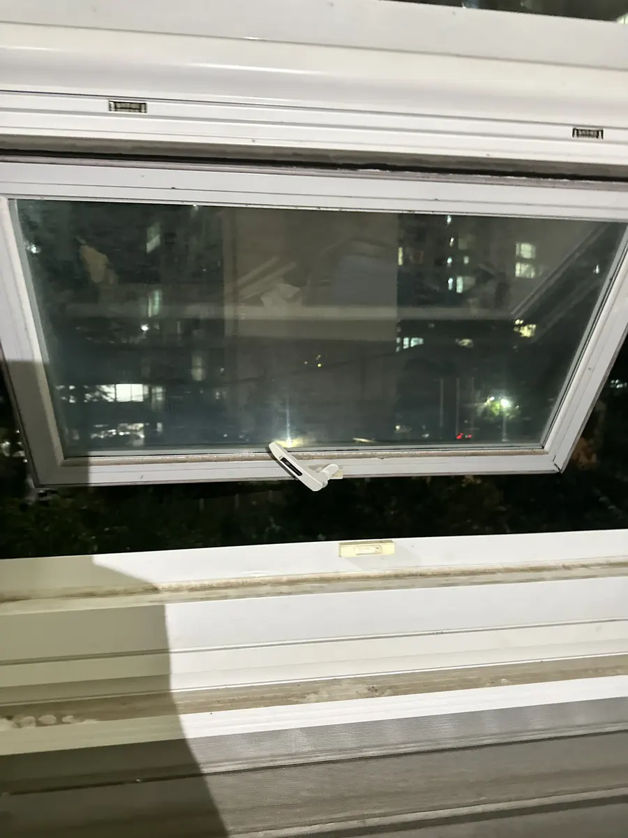 사무실 환기창 여러 짝이 한꺼번에 안 닫히던 증상 수리