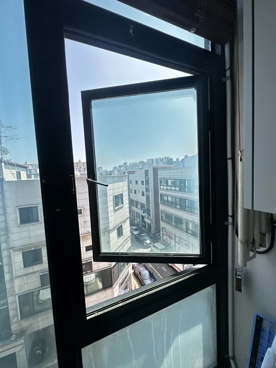완전히 안열리고 틀어진 창호수리 이후 미들창 개폐 확인