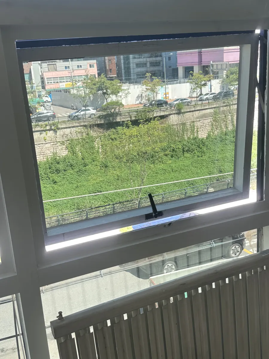 굳게 붙어 완전히 열리지 않던 미들창 수리