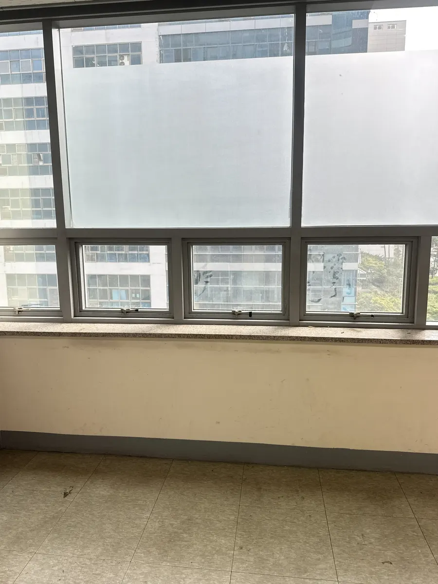 새시 프레임이 눌러붙어 안 열리던 창문 수리