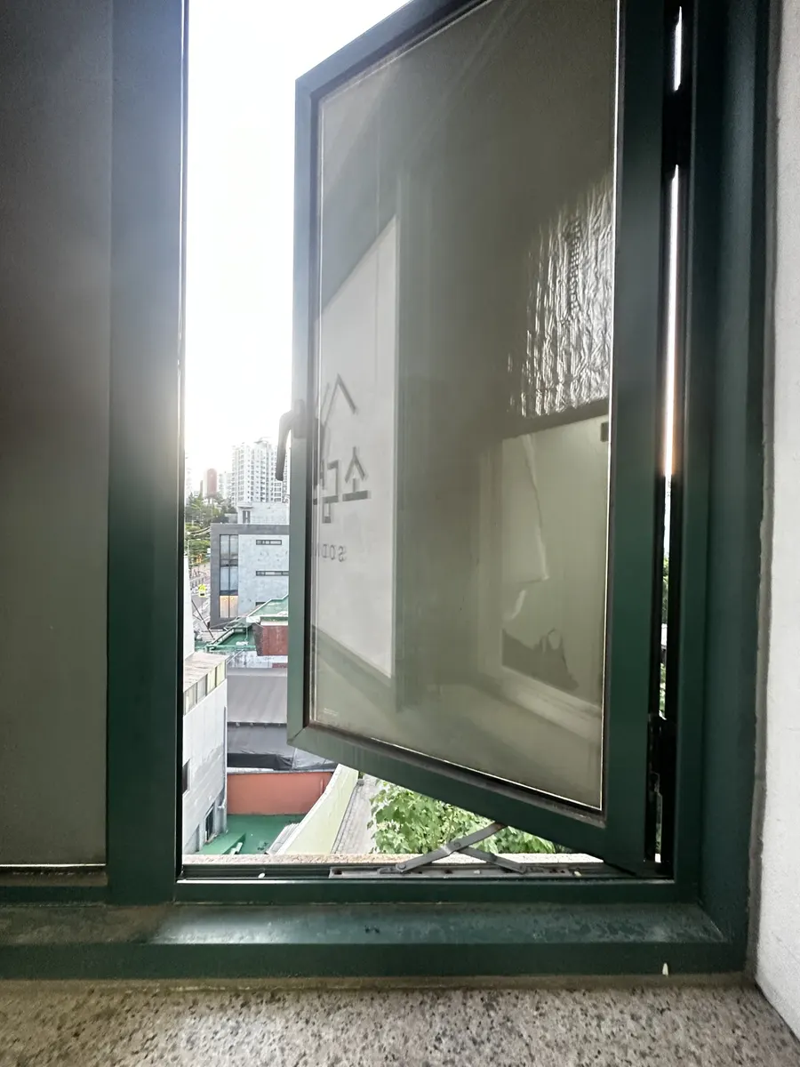 완전히 닫히지 않고 틈이 벌어지던 창문 수리