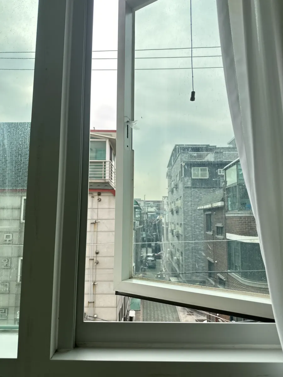 떨어진 창문 손잡이 확인