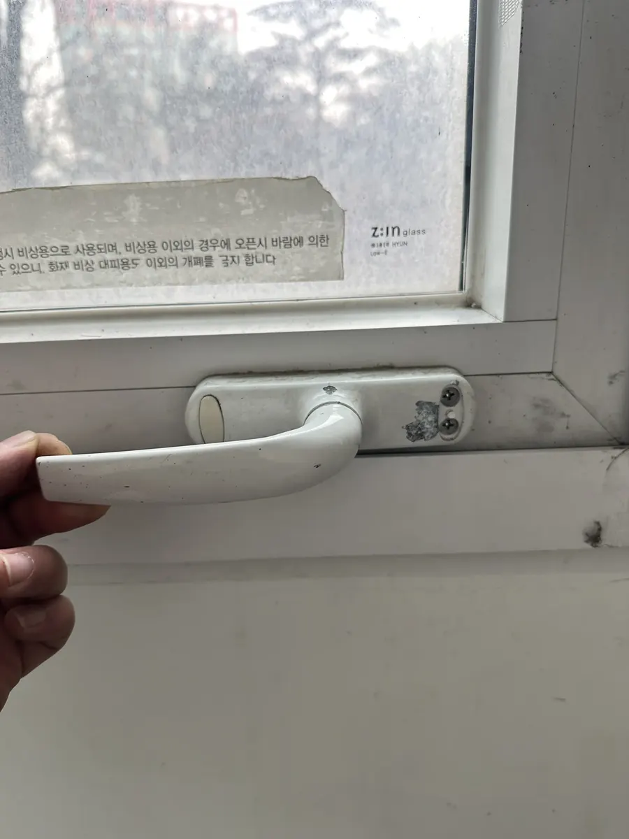부러진 창문 손잡이 다른 사례